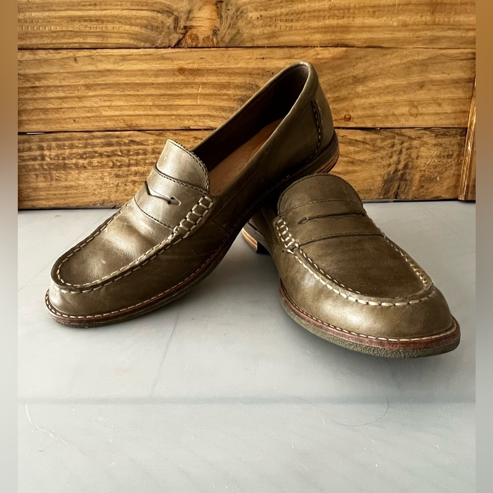 Sperry women’s seaport Loafers. Olive. Size 8